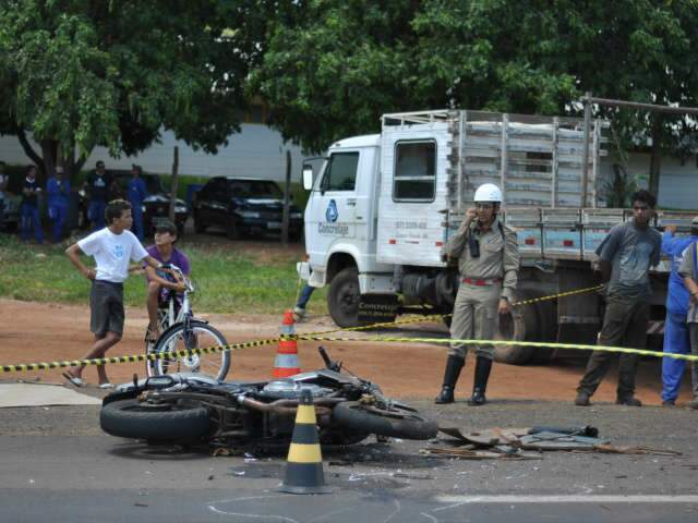  Motociclista bate em lateral de caminh&atilde;o e fica gravemente ferido