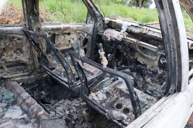 Ve&iacute;culo destru&iacute;do pelo fogo &eacute; encontrado no Jardim Noroeste
