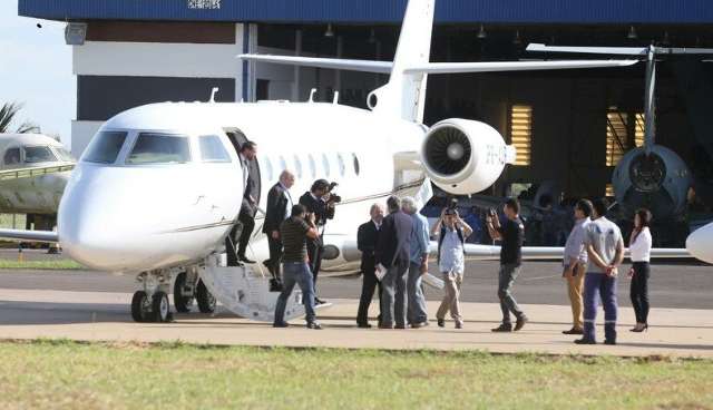 Lula desembarca para discutir &ldquo;alian&ccedil;as&rdquo; com Delc&iacute;dio e Zeca