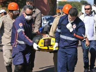 Bombeiros fizeram o resgate e Samu encaminhou motorista para o hospital (Foto: Alcides Neto)
