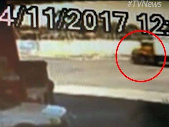 C&acirc;meras flagram momento em que motociclista &eacute; atropelado por caminh&atilde;o