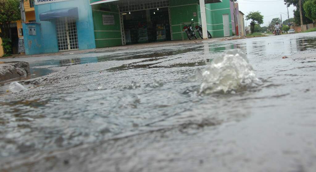 Vazamento de esgoto em avenida do Tiradentes provoca indignação