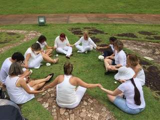 Amigos se reuniram de branco no Parque das Nações para prestar homenagem a Gabriella. (Foto: Lucimara Gomes Vilela)
