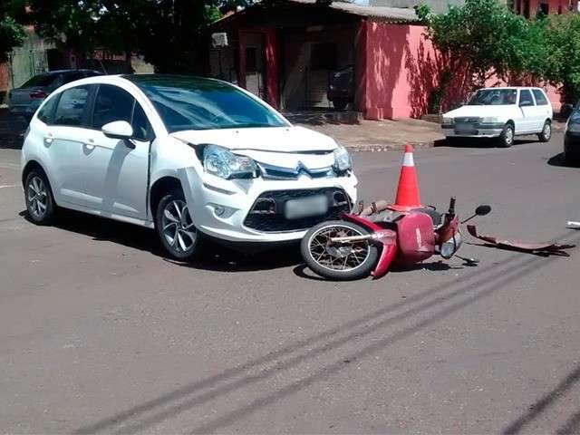 Acidente em cruzamento do Bairro Universit&aacute;rio deixa motociclista ferido 