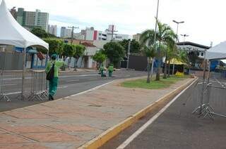 Prefeitura conclui limpeza da Fernando Corrêa por volta das 8h (Foto: Pedro Peralta)