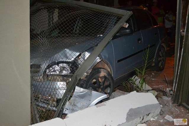 Jovem &eacute; preso por embriaguez ap&oacute;s perder controle de ve&iacute;culo e destruir muro 