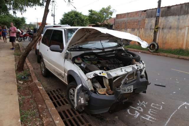 EcoSport bate em &aacute;rvore ap&oacute;s ser atingido por Uno que invadiu prefer&ecirc;ncial