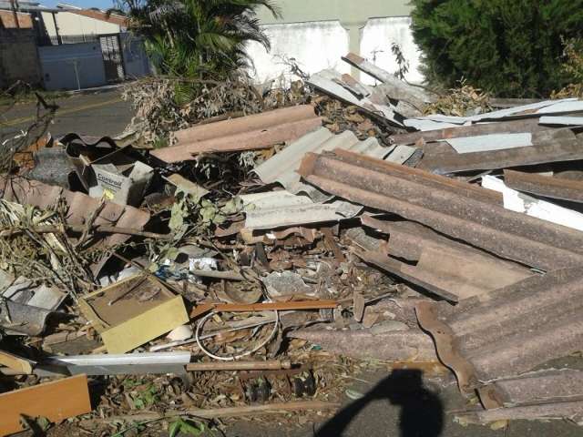 Moradores transformam terreno baldio em lix&atilde;o e incomodam vizinho