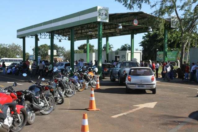 Motoristas reclamam de demora e confus&atilde;o em fila de emplacamento
