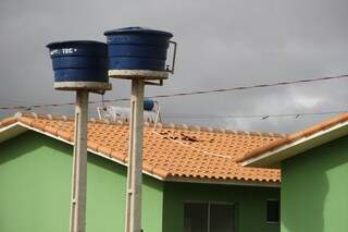 Telhado de casa já não tem placa do sistema de aquecimento solar. (Foto: Marcos Ermínio)