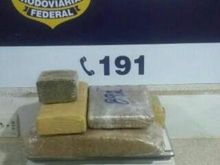 A droga foi encontrada dentro de uma mochila. (Foto: Divulgação PRF) 