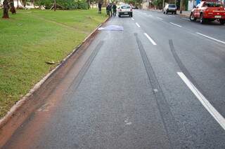 Marcas de frenagem ficaram no asfalto da avenida. (Foto: Simão Nogueira)