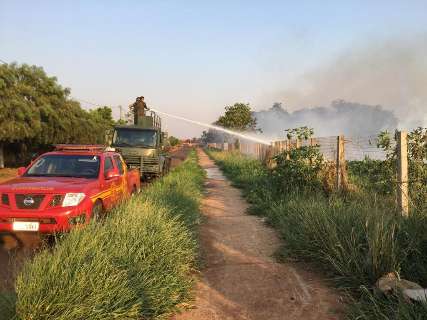 Bombeiros e exército ainda tentam conter as chamas de dez incêndios