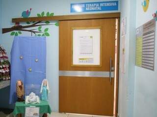 Presépio foi montado na porta da UTI neonatal. (Foto: Paula Maciulevicius Brasil)