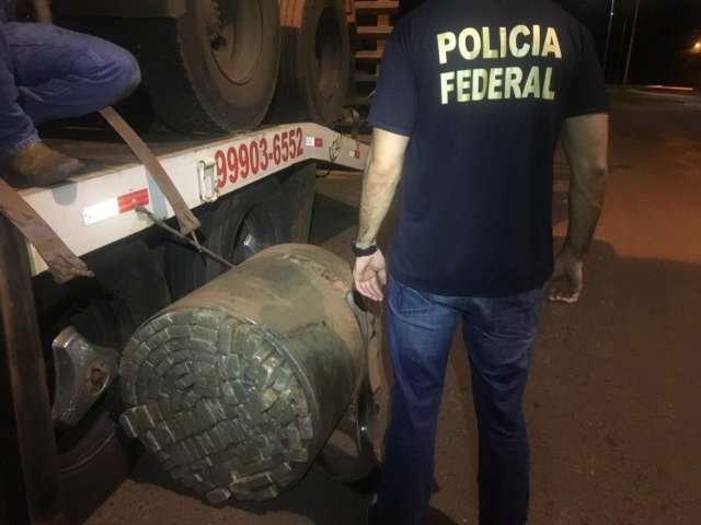 Quase meia tonelada de maconha &eacute; encontrada em tanque de carreta