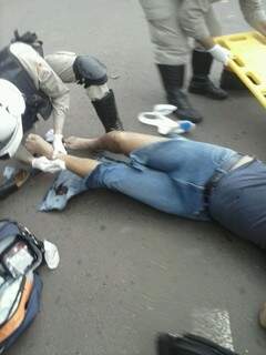 O motociclista se queixava apenas de dores nas pernas, mais passava bem.(Foto:Direto das Ruas)