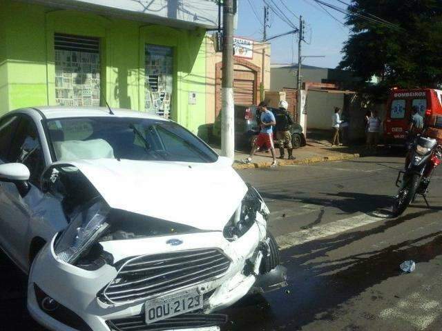  Carro atinge outro, quebra vidro de loja e vai parar em cima de cal&ccedil;ada