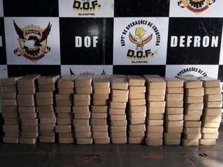 O traficante e a droga foram entregues na Defron (Delegacia Especializada de Repressão aos Crimes de Fronteira), de Dourados.