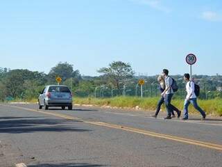 Estudantes reclamam que em frente a universidade não existe uma passagem adequada para pedestres (Foto: Silas Lima)
