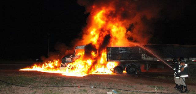  Carreta com soja pega fogo na BR-163 e mobiliza at&eacute; caminh&atilde;o-pipa