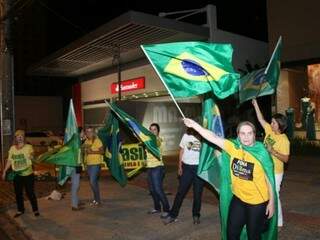 Manifestantes foram ao ponto de encontro já tradicional dos que são a favor do impeachment de Dilma (Foto: Alan Nantes)
