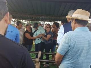 João Roberto, pai do pedreiro morto ontem em Campo Grande, é consolado por familiares durante enterro. (Foto: Anahi Gurgel)