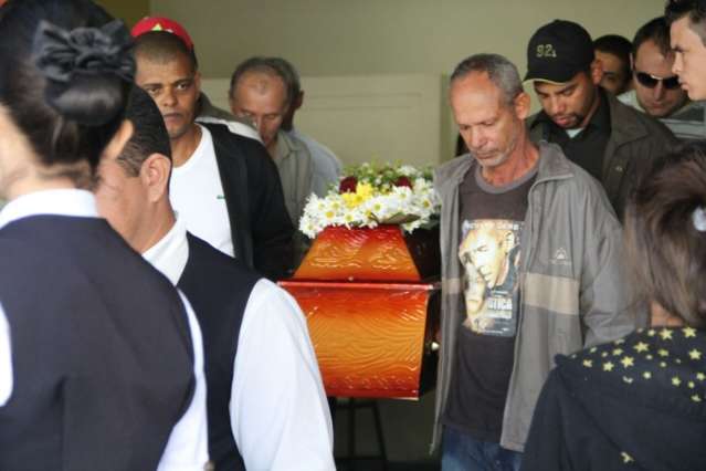 Durante vel&oacute;rio, fam&iacute;lia diz que filhas ainda n&atilde;o sabem da morte da m&atilde;e