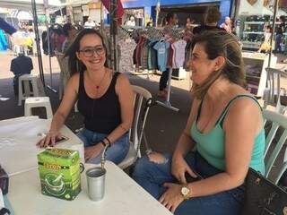 Comerciantes Priscila Pereira e a sócia Elizangela Prado fizeram uma pausa para acompanhar as apresentações (Foto: Guilherme Henri)