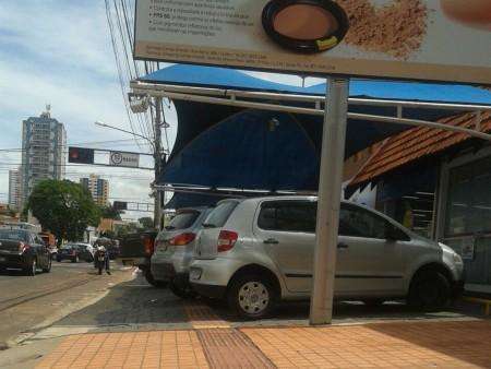 Ve&iacute;culo &eacute; flagrado estacionado sobre piso t&aacute;til no Centro da Capital