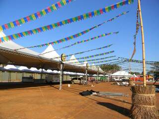Estacionamento do estádio Douradão foi preparado para receber a 34ª Festa Junina de Dourados. (Foto: Divulgação)