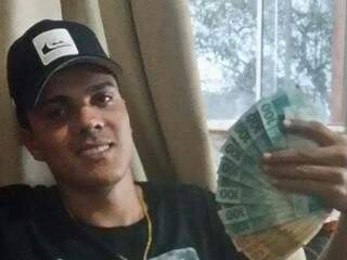 Jamsonn posa para foto exibindo várias notas de R$ 50 e R$ 100  (Foto: reprodução/Facebook