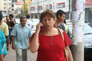 Mulher fala ao celular na rua 14 de Julho. (Arquivo).