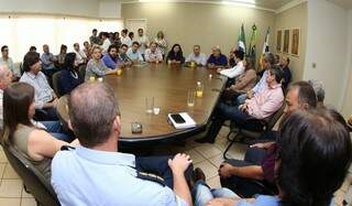 Na prefeitura, governador ouviu reivindicações e pediu relatório sobre demandas da cidade (Foto: A. Frota/Divulgação)