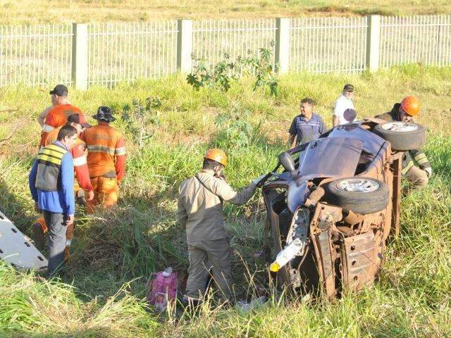 Menina de 10 anos que estava em carro furtado que tombou pode ficar cega