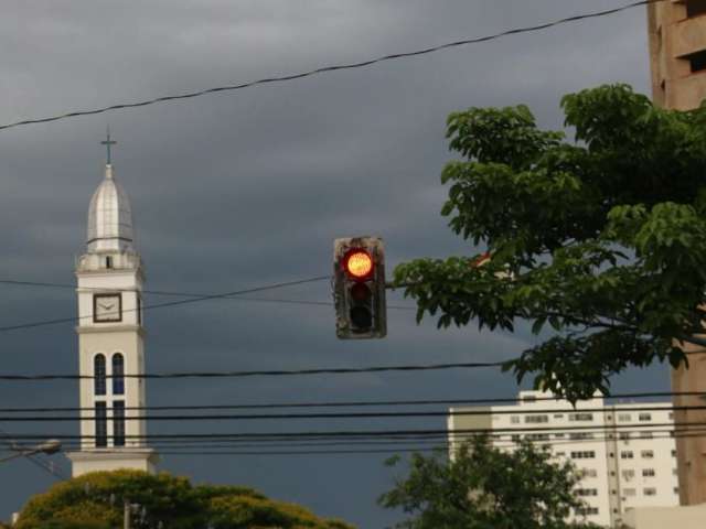  Temperaturas voltam a aumentar, mas previs&atilde;o &eacute; de mais um dia de chuva