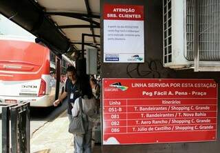 Aviso sobre desativação de terminal Peg Fácil na Praça Ary Coelho (Foto: Saul Scharamm)