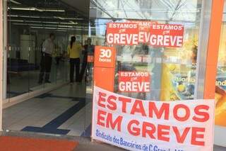 Depois de 23 dias em greve, bancos voltam a funcionar em Campo Grande. (Fotos: Cleber Gellio)