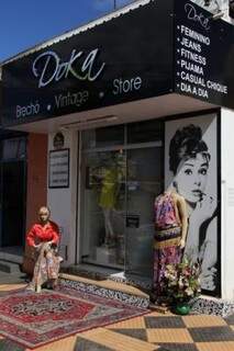 A loja fica na rua Abrão Júlio Rahe, nº 405, entre as ruas 13 de Junho e José Antônio. A Doka Brechó presta consultoria de estilo para a cliente, de graça.