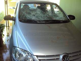 Carro de PM foi danificado durante confusão. (Foto: Simão Nogueira)