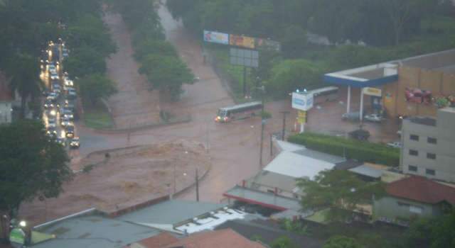 Internautas lotam Facebook com fotos dos alagamentos provocados pela chuva