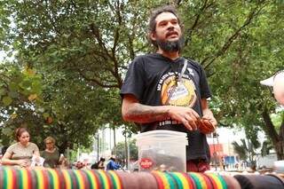 Gabriel, ao lado das pulseiras que vende na Avenida Afonso Pena (Foto: Henrique Kawaminami)
