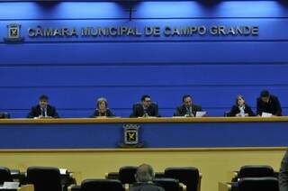 Mesa diretora da Câmara Municipal nesta terça-feira (7). (Foto: Alcides Neto)