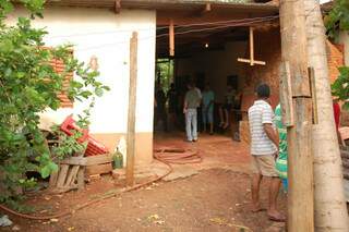 Idoso foi encontrado morto na casa dele, nos fundos de seu comércio. Polícia e curiosos estiveram no local. (Foto: Simão Nogueira)