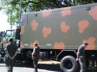Caminhão do Sisfron atua na organização do desfile e esquema de segurança (Foto: Leonardo Rocha)