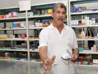 Alcides mantém a farmácia há 28 anos e ainda aposta na relação de amizade e confiança com cliente (Foto: Kisie Ainoã)