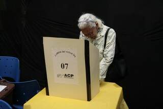 A apuração dos votos acontecesse desde a tarde de ontem. (Foto: Cleber Gellio)
