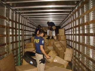 PRF encontra mercadoria contrabandeada em carreta que iria para Cuiabá (Foto: Nicanor Coelho/Dourados News)