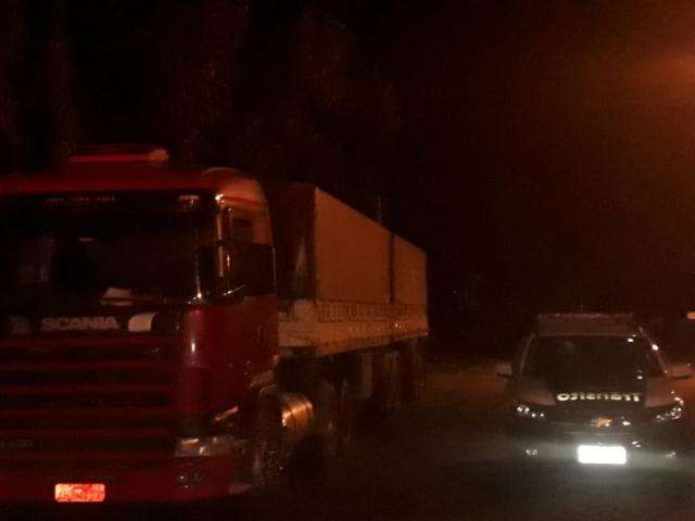Carreta furtada no Paran&aacute; &eacute; recuperada em MS e motorista preso