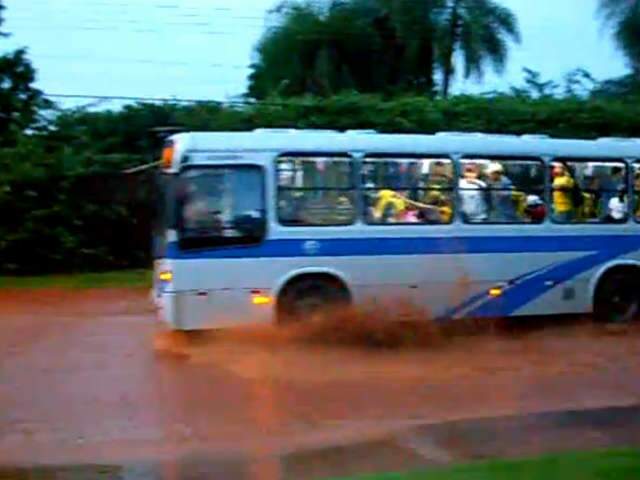  Leitor registra rua transformada em rio por conta de chuva deste domingo