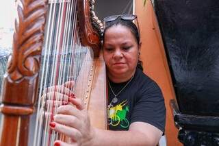Dolly leva sua harpa para realizar suas apresentações na Capital (Foto: Henrique Kawami)